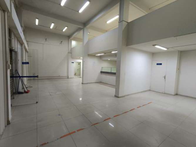 Oficina o local comercial en alquiler sobre avenida 1948782679