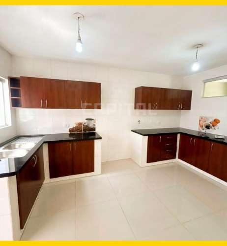 Casa en venta con dos departamentos1082723011