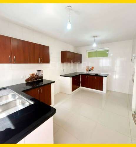 Casa en venta con dos departamentos1082723011