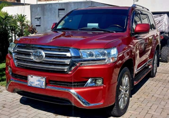 Vendo o permuto toyota landcruiser vx de toyosa turbo diesel año 2010 formato 2020 perfecto estado cel 750183622 3 filas de asiento de cuero  pantalla tesla ultima generacion aros y llantas nuevas todo al dia1841105328
