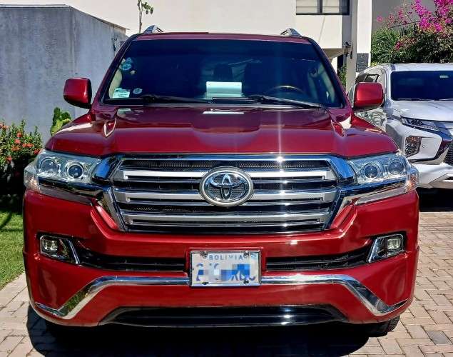 Vendo o permuto toyota landcruiser vx de toyosa turbo diesel año 2010 formato 2020 perfecto estado cel 750183622 3 filas de asiento de cuero  pantalla tesla ultima generacion aros y llantas nuevas todo al dia1841105328