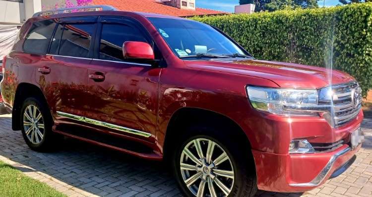 Vendo o permuto toyota landcruiser vx de toyosa turbo diesel año 2010 formato 2020 perfecto estado cel 750183622 3 filas de asiento de cuero  pantalla tesla ultima generacion aros y llantas nuevas todo al dia1841105328