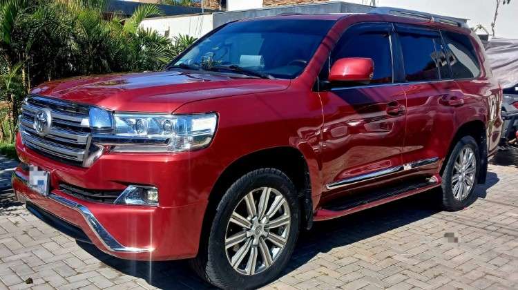 Vendo o permuto toyota landcruiser vx de toyosa turbo diesel año 2010 formato 2020 perfecto estado cel 750183622 3 filas de asiento de cuero  pantalla tesla ultima generacion aros y llantas nuevas todo al dia1841105328