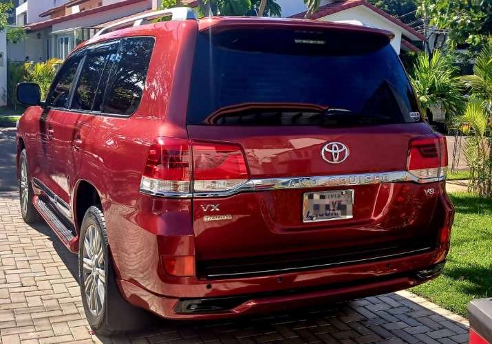 Vendo o permuto toyota landcruiser vx de toyosa turbo diesel año 2010 formato 2020 perfecto estado cel 750183622 3 filas de asiento de cuero  pantalla tesla ultima generacion aros y llantas nuevas todo al dia1841105328