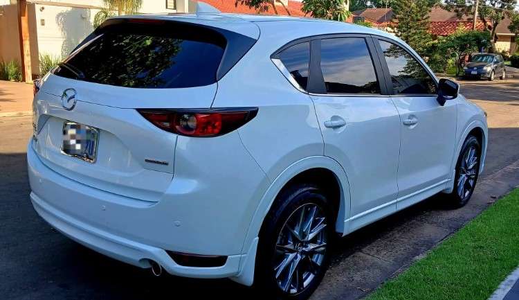 Vendo o permuto mazda cx5 skyactiv g año 2022 de imcruz cel 75018362  motor 2000cc 4x4 modo de manejo sport paletas en el volante radio cardplay  sensores de aproximacion aros 19 asiento de cuero pisos bandeja 5d todos sus mantenimientos en imcruz  eq481975132