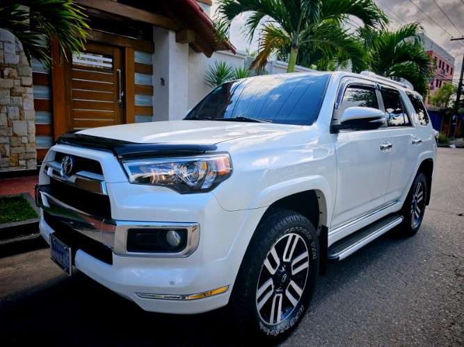 Vendo impecable vagoneta toyota runner 2017 limited cel 75018362 importada cero kilometros sin daño alguno pisos bandeja encendido a boton  caja automatica y secuencial 4x4 motor 4000cc v6 a gaoslina 3 filas de asiento de cuero equipo original jbl camara 920941638