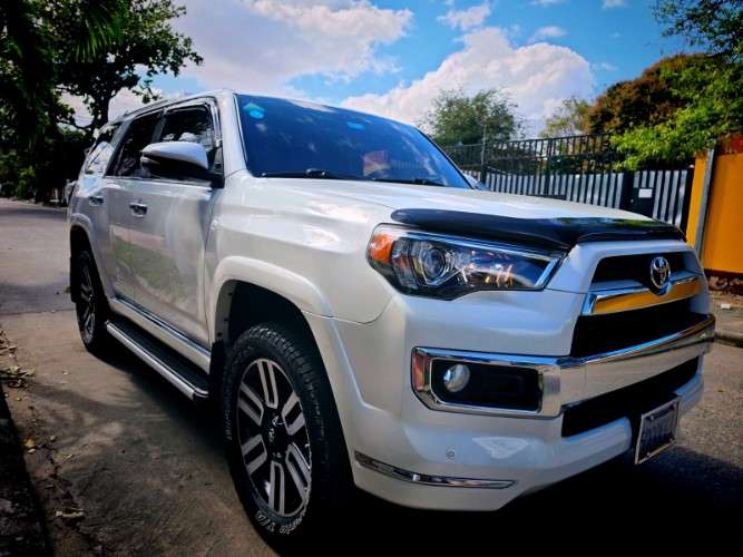 Vendo impecable vagoneta toyota runner 2017 limited cel 75018362 importada cero kilometros sin daño alguno pisos bandeja encendido a boton  caja automatica y secuencial 4x4 motor 4000cc v6 a gaoslina 3 filas de asiento de cuero equipo original jbl camara 920941638