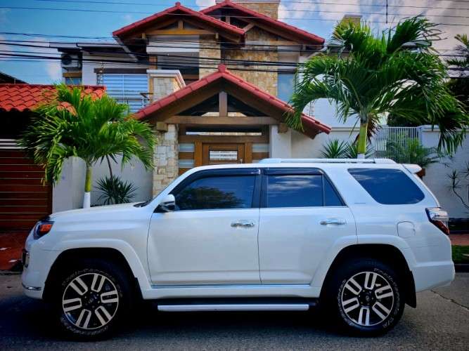 Vendo impecable vagoneta toyota runner 2017 limited cel 75018362 importada cero kilometros sin daño alguno pisos bandeja encendido a boton  caja automatica y secuencial 4x4 motor 4000cc v6 a gaoslina 3 filas de asiento de cuero equipo original jbl camara 920941638