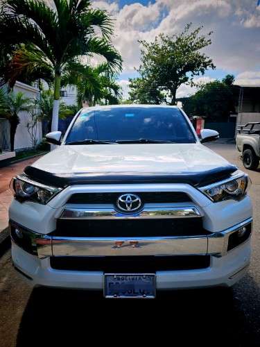 Vendo impecable vagoneta toyota runner 2017 limited cel 75018362 importada cero kilometros sin daño alguno pisos bandeja encendido a boton  caja automatica y secuencial 4x4 motor 4000cc v6 a gaoslina 3 filas de asiento de cuero equipo original jbl camara 920941638