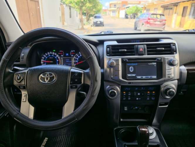 Vendo impecable vagoneta toyota runner 2017 limited cel 75018362 importada cero kilometros sin daño alguno pisos bandeja encendido a boton  caja automatica y secuencial 4x4 motor 4000cc v6 a gaoslina 3 filas de asiento de cuero equipo original jbl camara 920941638