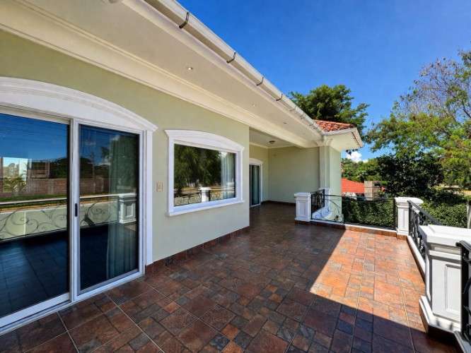 Urubo garden - casa de 4 dormitorios en venta con piscina996928273