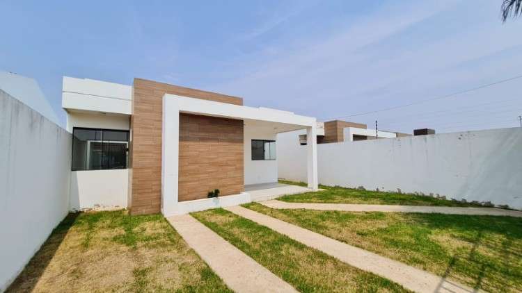 ? tu propia casa con amplio patio en la zona este2064551431