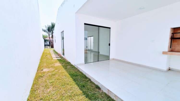 ? tu propia casa con amplio patio en la zona este2064551431