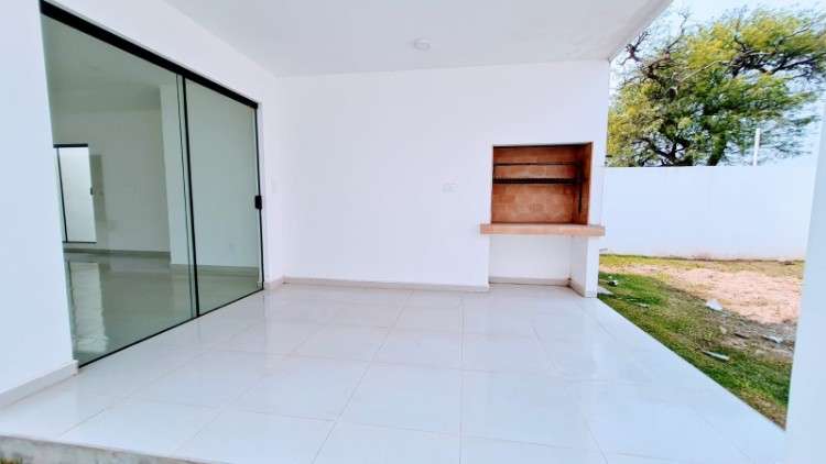 ? tu propia casa con amplio patio en la zona este2064551431