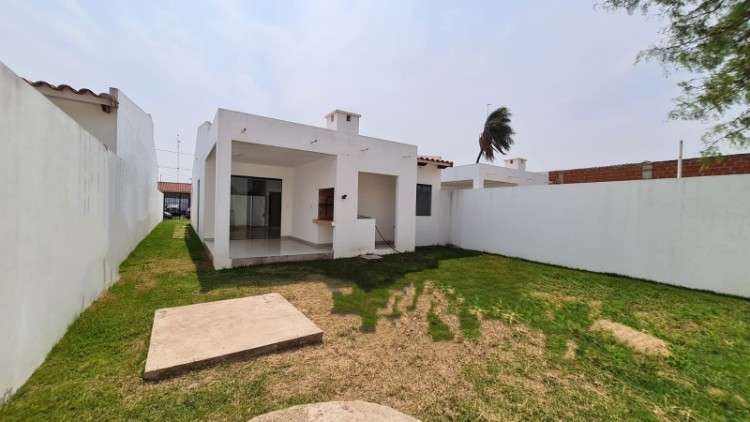 ? tu propia casa con amplio patio en la zona este2064551431