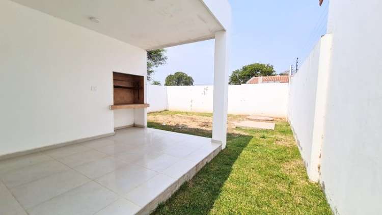 ? tu propia casa con amplio patio en la zona este2064551431