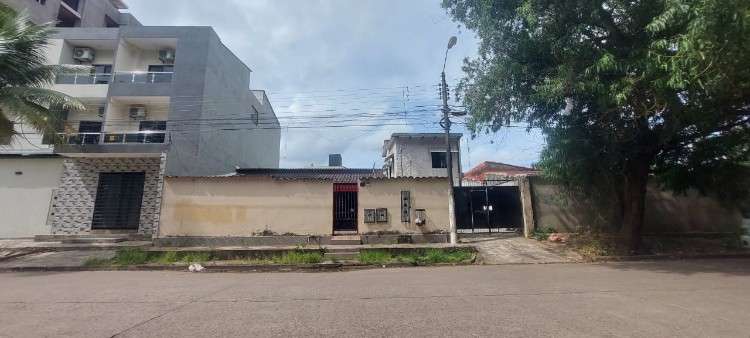 Casa comercial en venta de 8 dormitorios – atrás del club de tenis1693451593