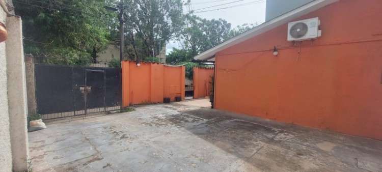 Casa comercial en venta de 8 dormitorios – atrás del club de tenis1693451593