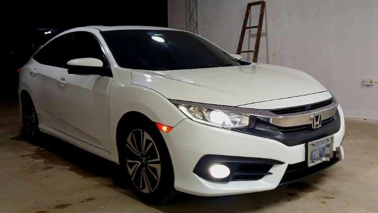 Vendo hermoso honda civic de tienda version full cel 75018362  caja automatica motor 1500cc turbo  techo solar mandos en el volante radio card play camara de retro  camara en el retrovisor luces led asientos de cuero full aire 3 modos de manejo eco normal1298599262