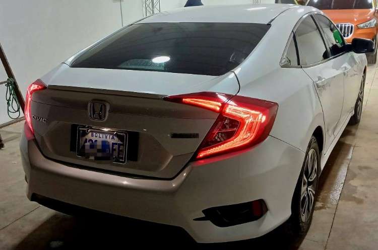 Vendo hermoso honda civic de tienda version full cel 75018362  caja automatica motor 1500cc turbo  techo solar mandos en el volante radio card play camara de retro  camara en el retrovisor luces led asientos de cuero full aire 3 modos de manejo eco normal1298599262