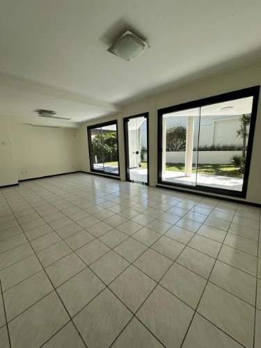 Barrio urbari – amplia casa en alquiler383243530