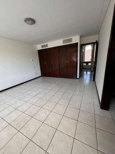 Barrio urbari – amplia casa en alquiler383243530