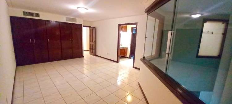 Barrio urbari – amplia casa en alquiler383243530