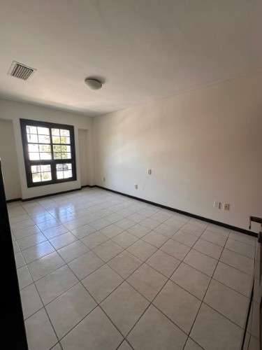 Barrio urbari – amplia casa en alquiler383243530