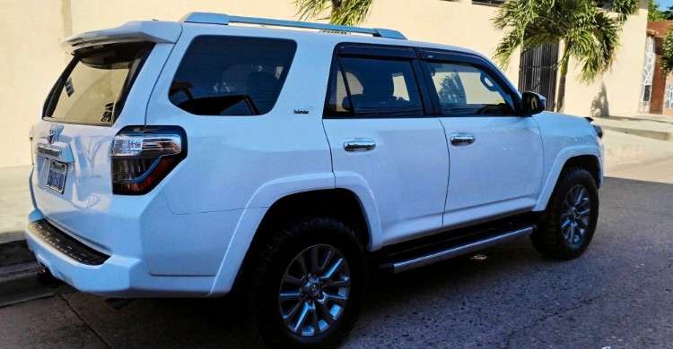 Vendo vagoneta toyota runner 2014 3 filas impecable cel 75018362 2114864697