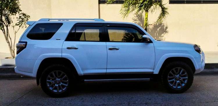 Vendo vagoneta toyota runner 2014 3 filas impecable cel 75018362 2114864697
