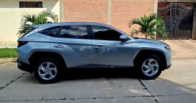 Vendo o permuto hyundai tucson 2023 de tienda cel 75018362 asiento de cuero motor 2000cc  encendido a boton pisos bandeja original 3 modos de manejo eco normal sport  sensores de aproximacion pisos bandeja mantenimiento en carmax  radio card play 5 aros d1748548722