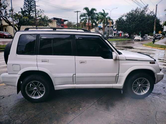 Vendo bonita vagoneta japonesa suzuki escudo 97 4x4 cel 75018362  motor en linea 2000cc / automatica vidrios eléctricos aros de magnesio 5 puertas en el precio 86000 bs incluye el cambio de nombre1995916572