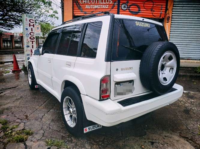 Vendo bonita vagoneta japonesa suzuki escudo 97 4x4 cel 75018362  motor en linea 2000cc / automatica vidrios eléctricos aros de magnesio 5 puertas en el precio 86000 bs incluye el cambio de nombre1995916572