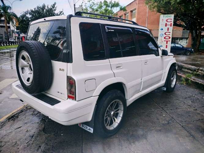 Vendo bonita vagoneta japonesa suzuki escudo 97 4x4 cel 75018362  motor en linea 2000cc / automatica vidrios eléctricos aros de magnesio 5 puertas en el precio 86000 bs incluye el cambio de nombre1995916572