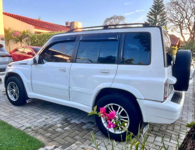Vendo bonita vagoneta japonesa suzuki escudo 97 4x4 cel 75018362  motor en linea 2000cc / automatica vidrios eléctricos aros de magnesio 5 puertas en el precio 86000 bs incluye el cambio de nombre164022144