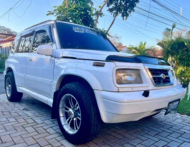 Vendo bonita vagoneta japonesa suzuki escudo 97 4x4 cel 75018362  motor en linea 2000cc / automatica vidrios eléctricos aros de magnesio 5 puertas en el precio 86000 bs incluye el cambio de nombre164022144