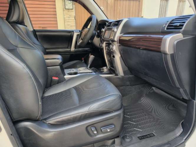 Vendo impecable vagoneta toyota runner 2017 limited cel 75018362 importada cero kilometros sin daño alguno pisos bandeja encendido a boton  caja automatica y secuencial 4x4 motor 4000cc v6 a gaoslina 3 filas de asiento de cuero equipo original jbl camara 920941638