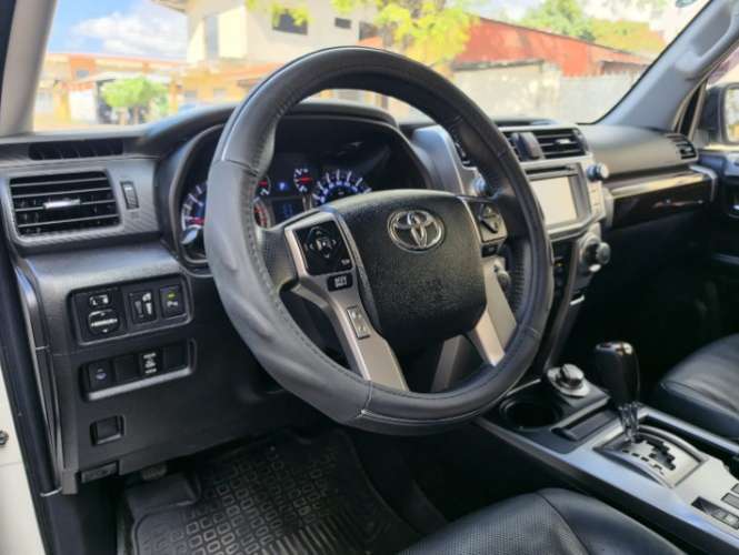 Vendo impecable vagoneta toyota runner 2017 limited cel 75018362 importada cero kilometros sin daño alguno pisos bandeja encendido a boton  caja automatica y secuencial 4x4 motor 4000cc v6 a gaoslina 3 filas de asiento de cuero equipo original jbl camara 920941638