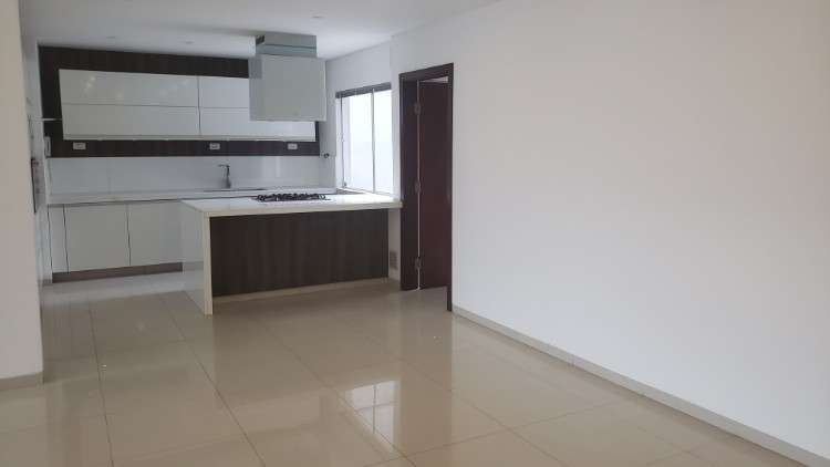 Amplio departamento en alquiler de 3 suites – equipetrol921515615