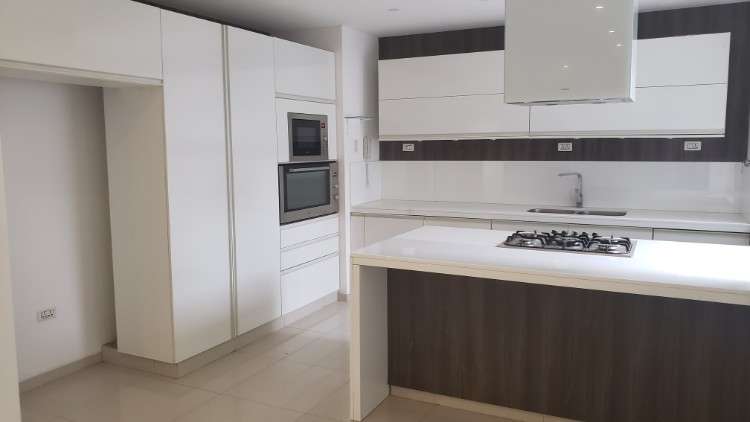 Amplio departamento en alquiler de 3 suites – equipetrol921515615