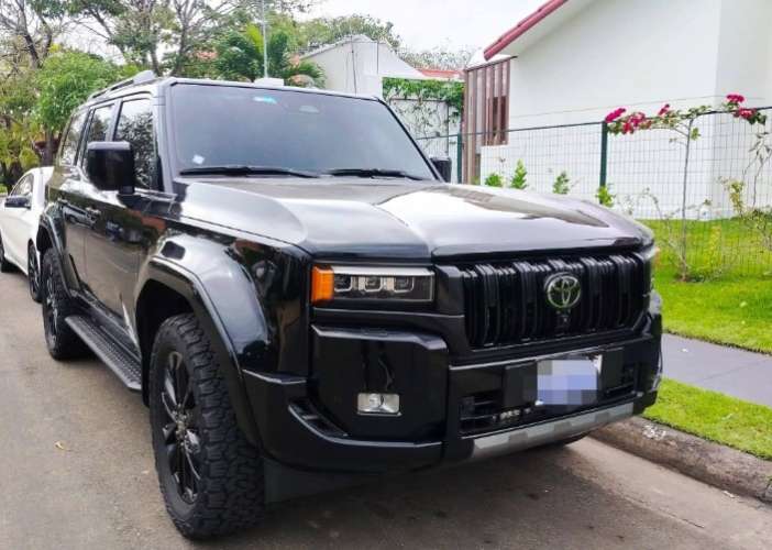 Vendo toyota prado luxury 2025 de toyosa impecable cel 75018362 precio 89.000 $us  caja automatica version full 4x4 3 filas de asiento de cuero doble tanque mapeo de ferrero2136986484