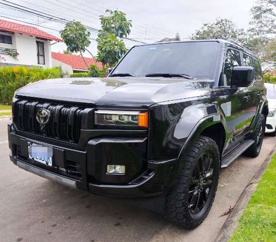 Vendo toyota prado luxury 2025 de toyosa impecable cel 75018362 precio 89.000 $us  caja automatica version full 4x4 3 filas de asiento de cuero doble tanque mapeo de ferrero2136986484