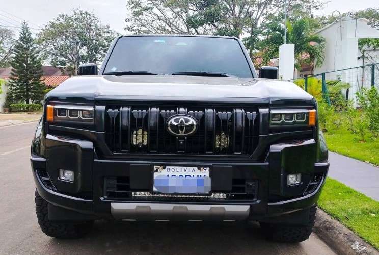 Vendo toyota prado luxury 2025 de toyosa impecable cel 75018362 precio 89.000 $us  caja automatica version full 4x4 3 filas de asiento de cuero doble tanque mapeo de ferrero2136986484