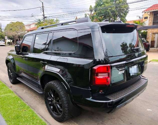 Vendo toyota prado luxury 2025 de toyosa impecable cel 75018362 precio 89.000 $us  caja automatica version full 4x4 3 filas de asiento de cuero doble tanque mapeo de ferrero2136986484