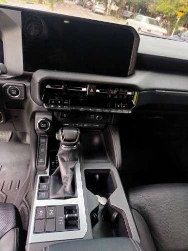 Vendo toyota prado luxury 2025 de toyosa impecable cel 75018362 precio 89.000 $us  caja automatica version full 4x4 3 filas de asiento de cuero doble tanque mapeo de ferrero2136986484