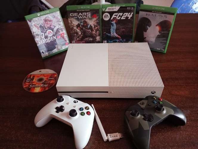 Vendo consola de xbox one s de memoria de 500gd con 5 juegos originales o permuto por iphone precio charlable entrego en mi domicilio ensayando interesados llamar al whatsapp 7813846315128394