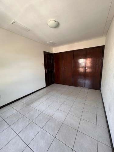 Barrio urbari – amplia casa en alquiler383243530