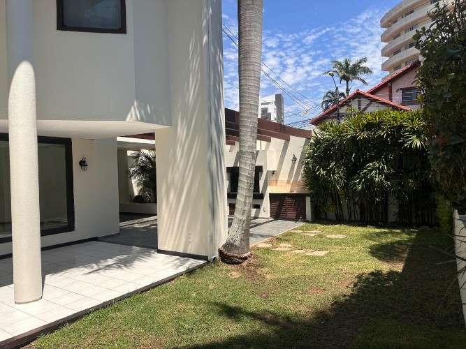 Barrio urbari – amplia casa en alquiler383243530
