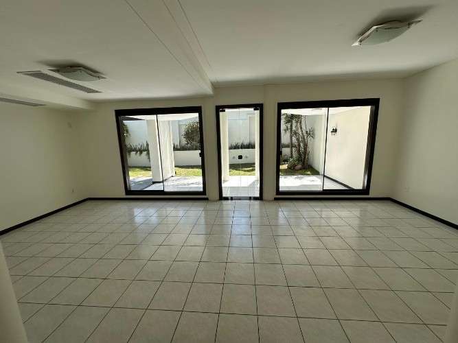 Barrio urbari – amplia casa en alquiler383243530