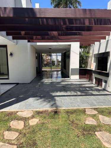 Barrio urbari – amplia casa en alquiler383243530